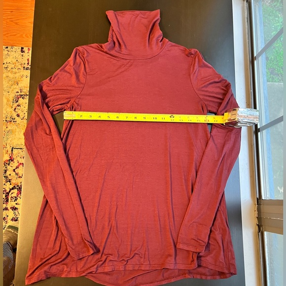 Three Dots Merlot thin turtleneck Size Medium - Picture 8 of 12